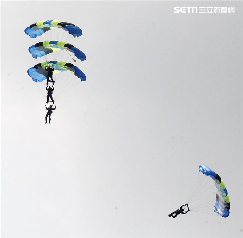 陸軍神龍小組睽違九年重現六人疊傘展現精湛操傘技術。（記者邱榮吉/攝影）