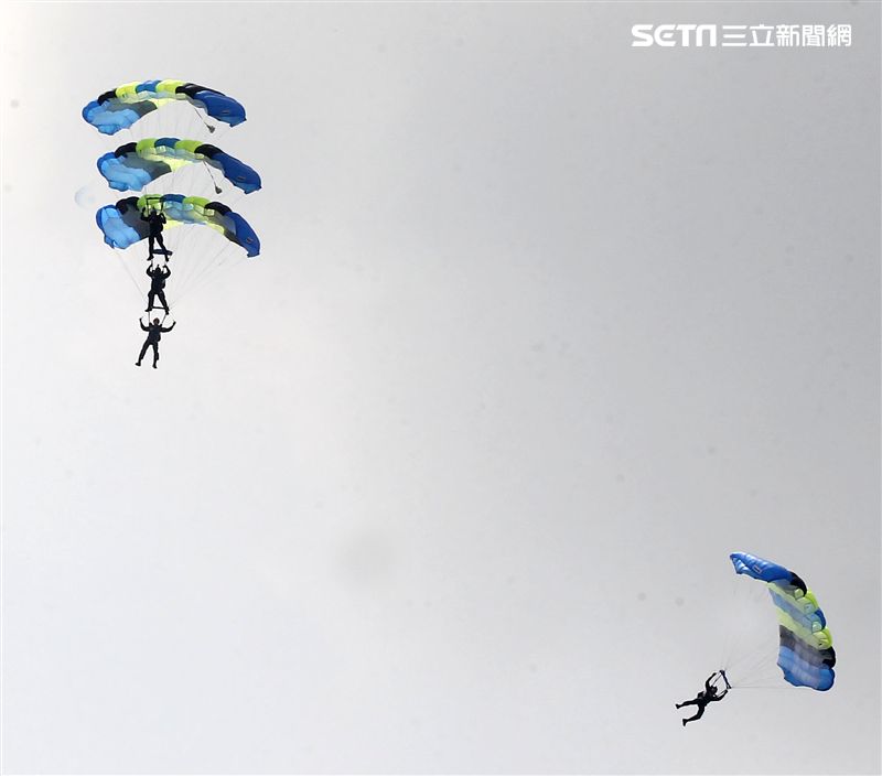 陸軍神龍小組睽違九年重現六人疊傘展現精湛操傘技術。（記者邱榮吉/攝影）