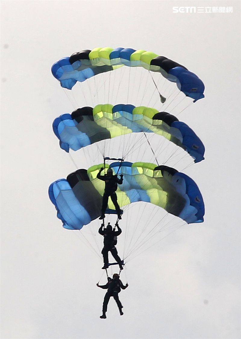 陸軍神龍小組睽違九年重現六人疊傘展現精湛操傘技術。（記者邱榮吉/攝影）
