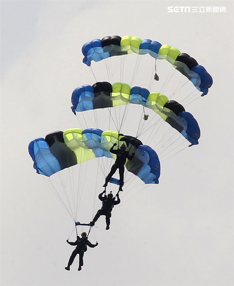 陸軍神龍小組睽違九年重現六人疊傘展現精湛操傘技術。（記者邱榮吉/攝影）