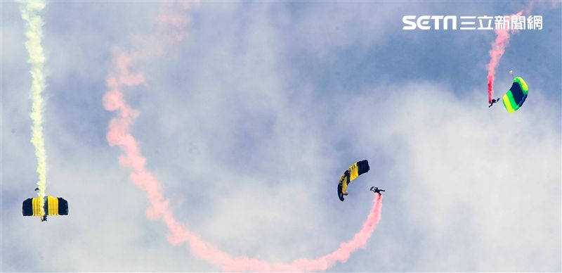 陸軍神龍小組睽違九年重現六人疊傘展現精湛操傘技術。（記者邱榮吉/攝影）