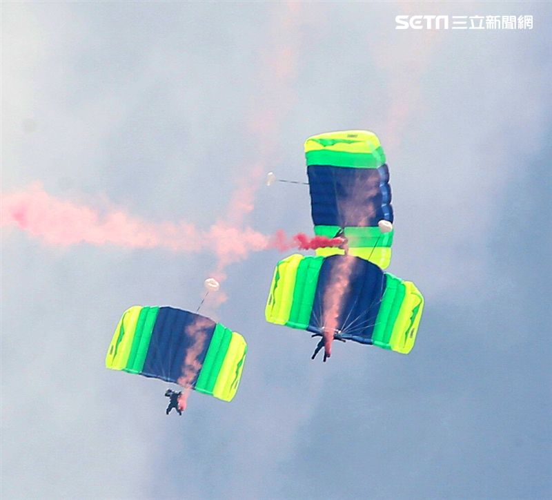 陸軍神龍小組睽違九年重現六人疊傘展現精湛操傘技術。（記者邱榮吉/攝影）
