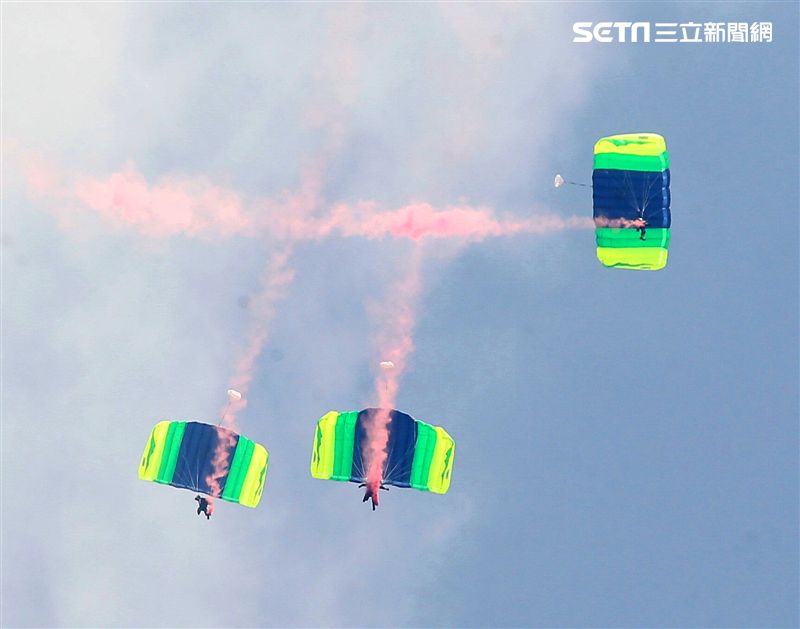 陸軍神龍小組睽違九年重現六人疊傘展現精湛操傘技術。（記者邱榮吉/攝影）