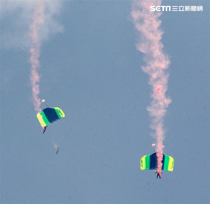 陸軍神龍小組睽違九年重現六人疊傘展現精湛操傘技術。（記者邱榮吉/攝影）