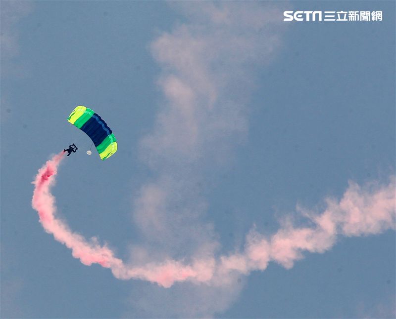 陸軍神龍小組睽違九年重現六人疊傘展現精湛操傘技術。（記者邱榮吉/攝影）