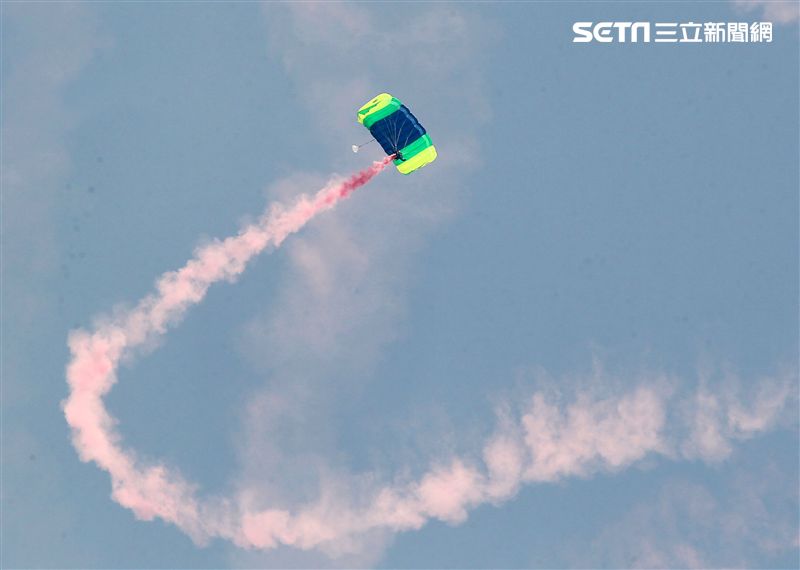 陸軍神龍小組睽違九年重現六人疊傘展現精湛操傘技術。（記者邱榮吉/攝影）