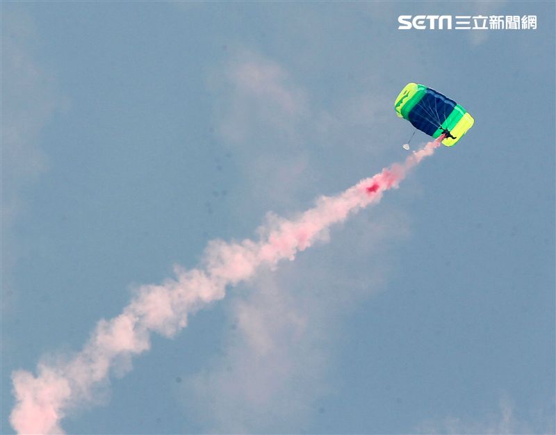 陸軍神龍小組睽違九年重現六人疊傘展現精湛操傘技術。（記者邱榮吉/攝影）