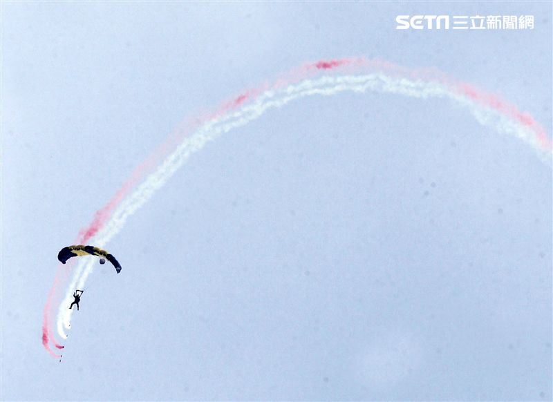 陸軍神龍小組睽違九年重現六人疊傘展現精湛操傘技術。（記者邱榮吉/攝影）
