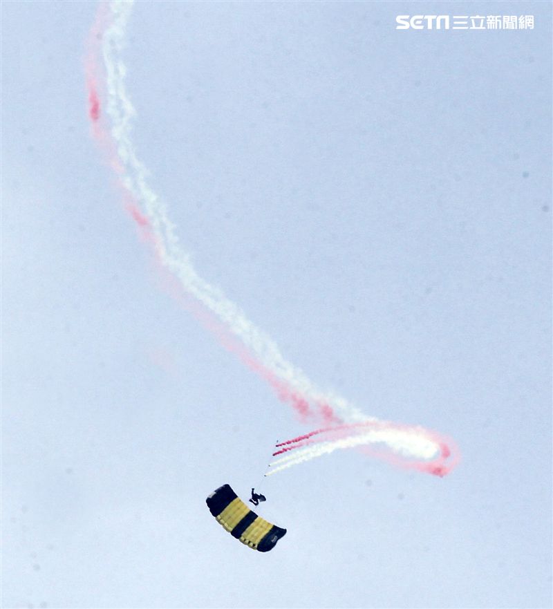 陸軍神龍小組睽違九年重現六人疊傘展現精湛操傘技術。（記者邱榮吉/攝影）