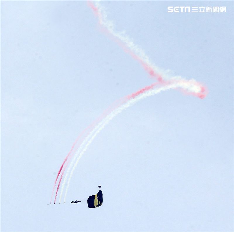 陸軍神龍小組睽違九年重現六人疊傘展現精湛操傘技術。（記者邱榮吉/攝影）