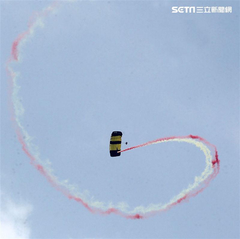 陸軍神龍小組睽違九年重現六人疊傘展現精湛操傘技術。（記者邱榮吉/攝影）