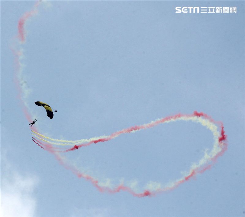 陸軍神龍小組睽違九年重現六人疊傘展現精湛操傘技術。（記者邱榮吉/攝影）