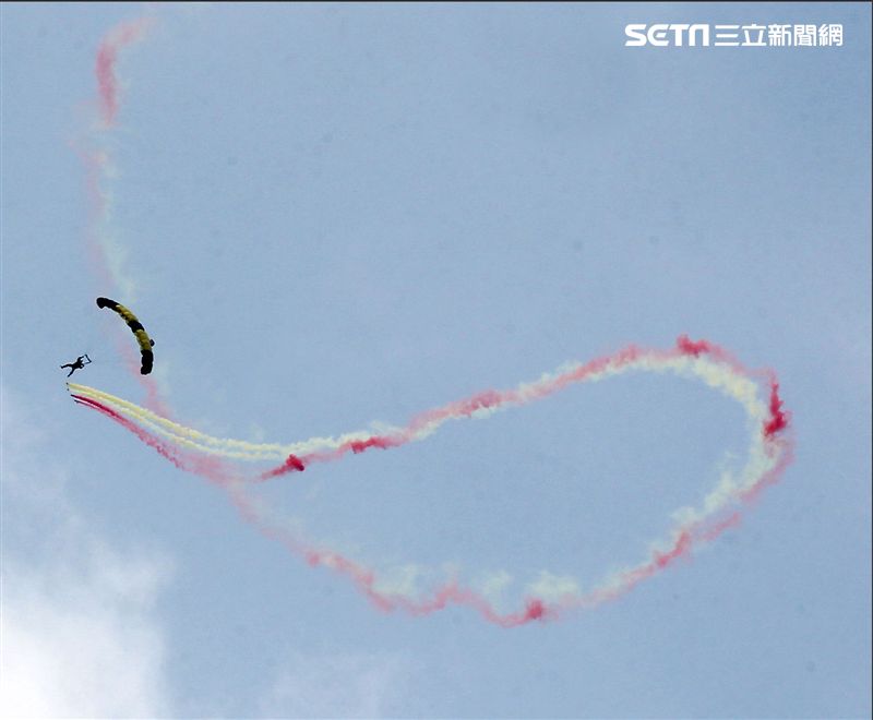 陸軍神龍小組睽違九年重現六人疊傘展現精湛操傘技術。（記者邱榮吉/攝影）