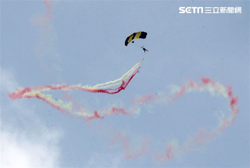 陸軍神龍小組睽違九年重現六人疊傘展現精湛操傘技術。（記者邱榮吉/攝影）
