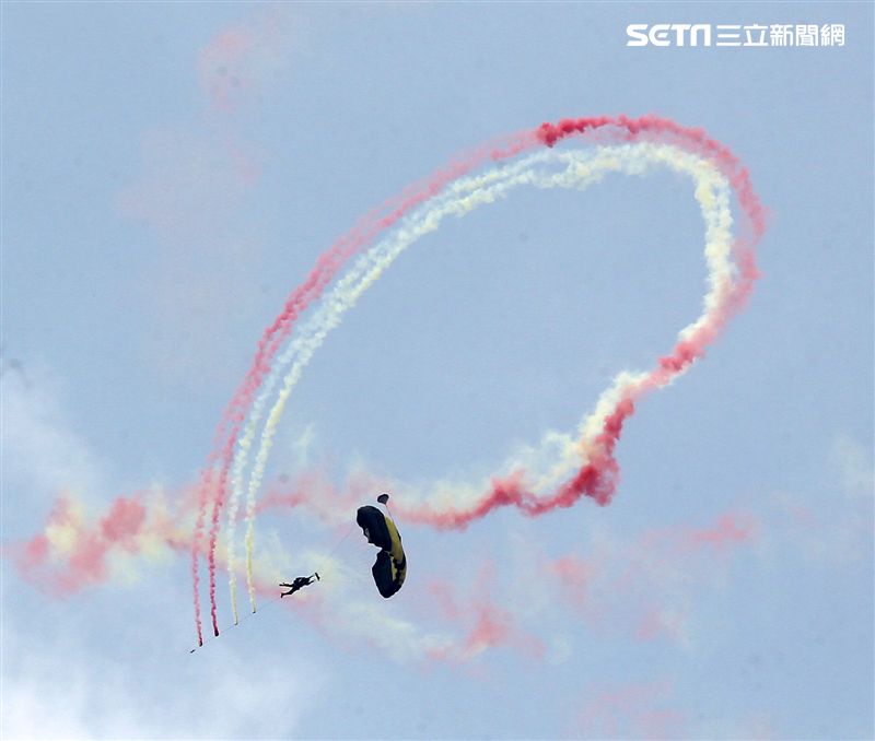 陸軍神龍小組睽違九年重現六人疊傘展現精湛操傘技術。（記者邱榮吉/攝影）