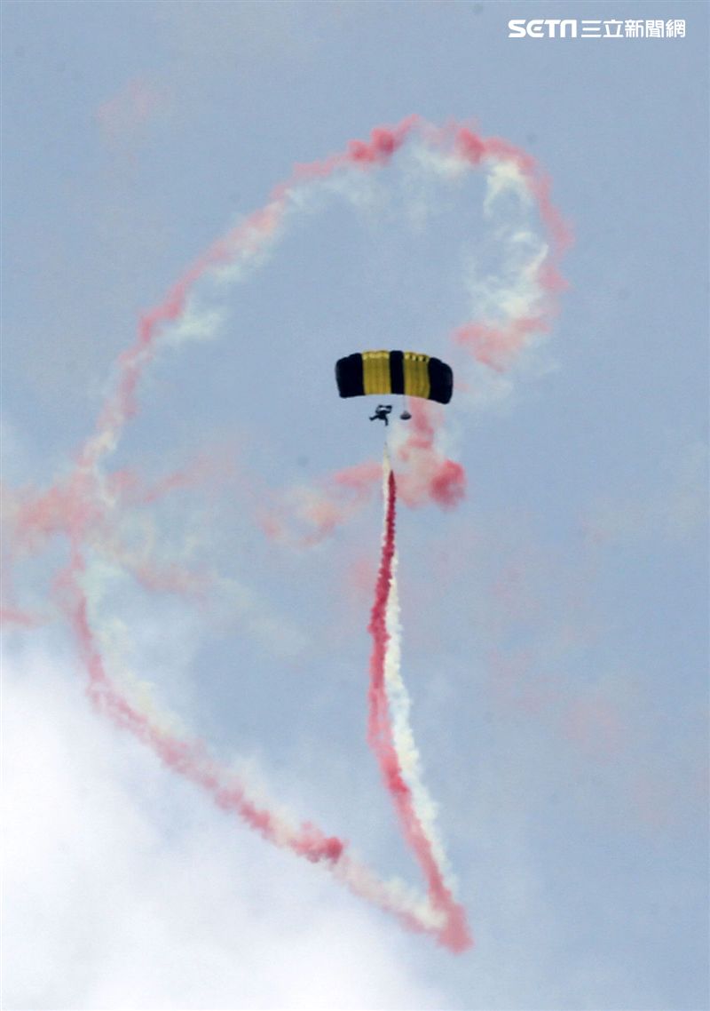 陸軍神龍小組睽違九年重現六人疊傘展現精湛操傘技術。（記者邱榮吉/攝影）