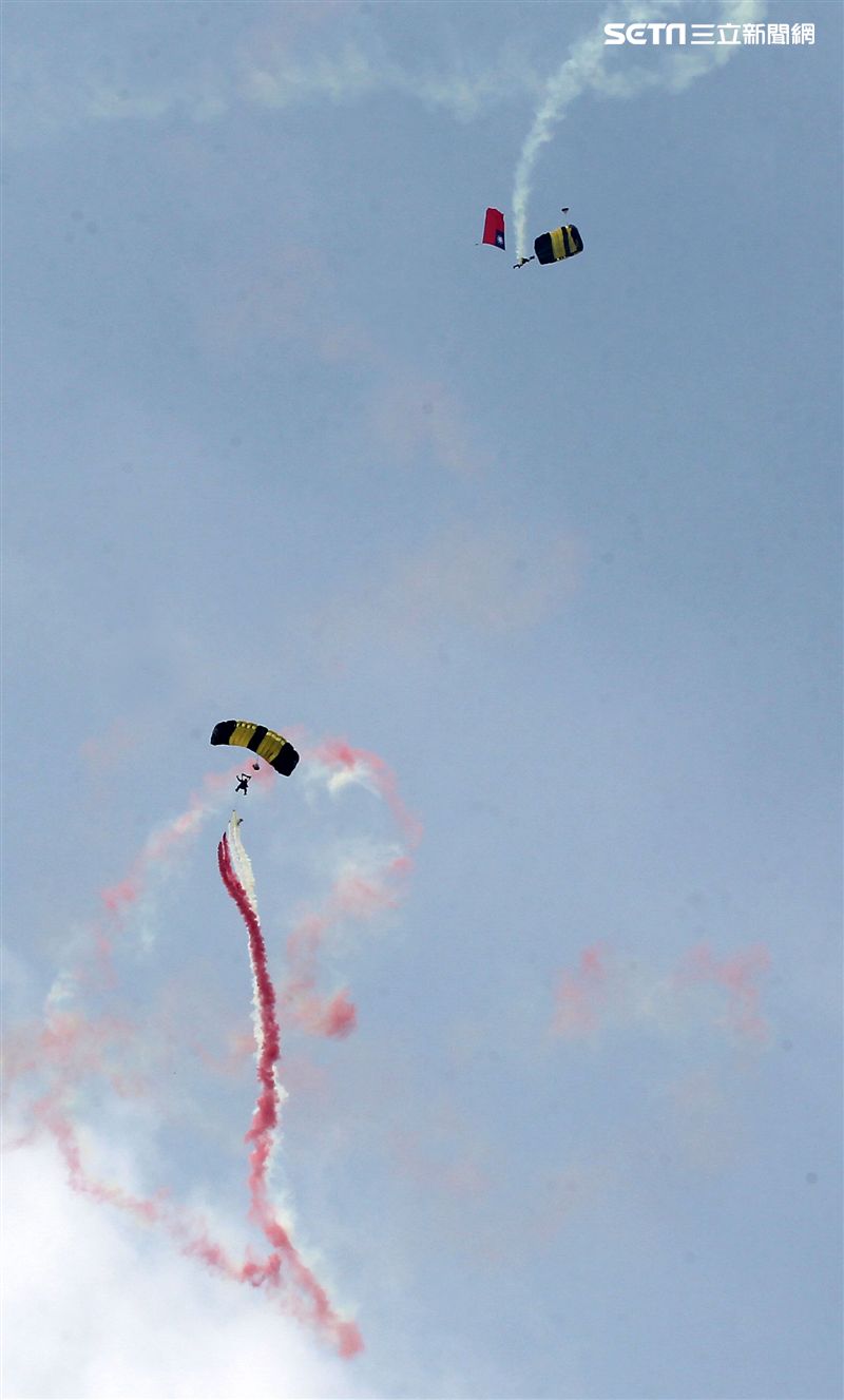 陸軍神龍小組睽違九年重現六人疊傘展現精湛操傘技術。（記者邱榮吉/攝影）