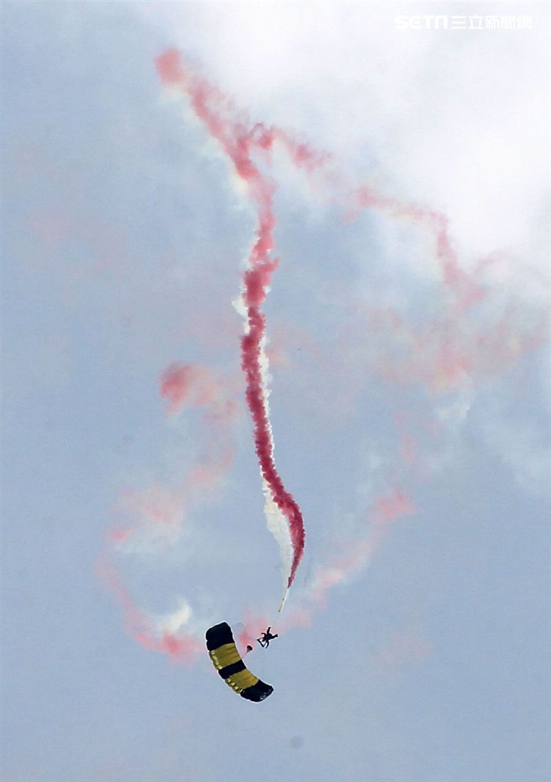 陸軍神龍小組睽違九年重現六人疊傘展現精湛操傘技術。（記者邱榮吉/攝影）