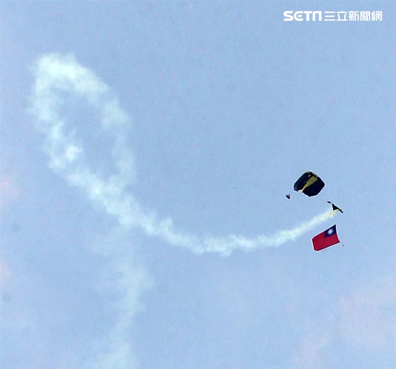 陸軍神龍小組睽違九年重現六人疊傘展現精湛操傘技術。（記者邱榮吉/攝影）