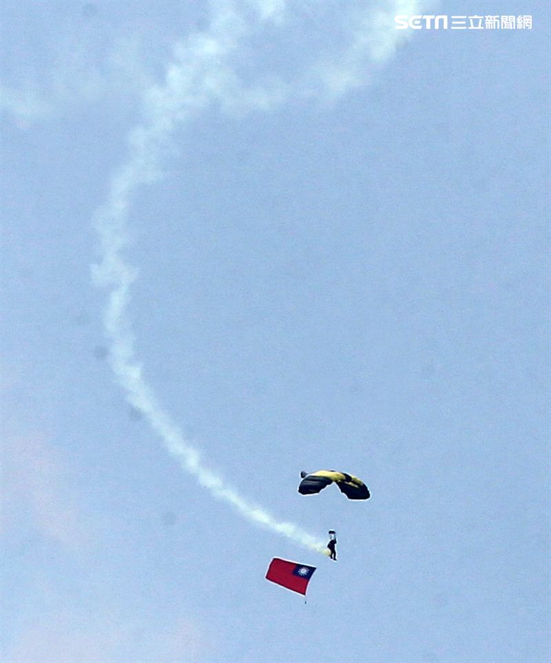 陸軍神龍小組睽違九年重現六人疊傘展現精湛操傘技術。（記者邱榮吉/攝影）