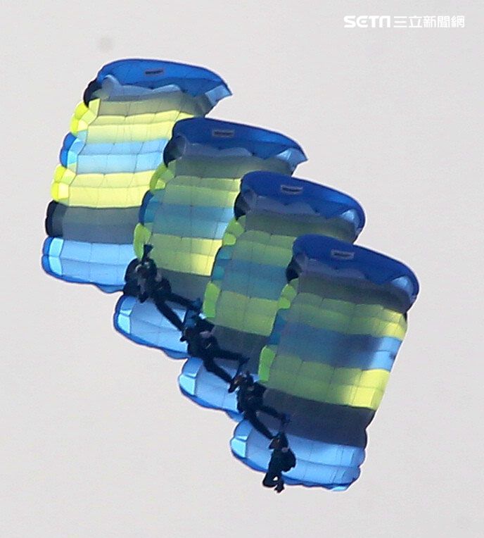 陸軍神龍小組睽違九年重現六人疊傘展現精湛操傘技術。（記者邱榮吉/攝影）