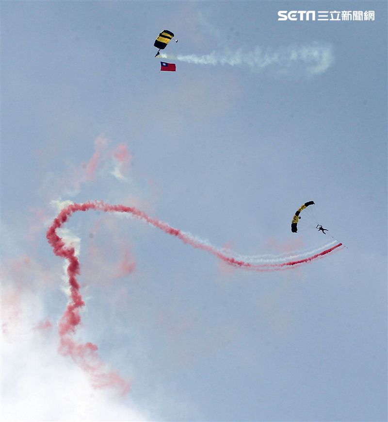 陸軍神龍小組睽違九年重現六人疊傘展現精湛操傘技術。（記者邱榮吉/攝影）
