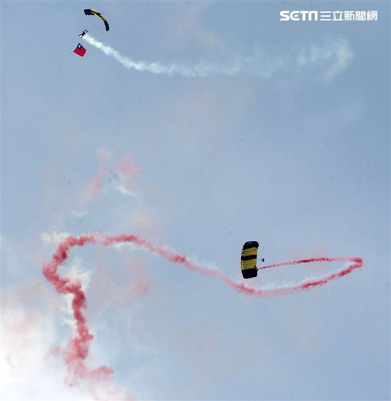 陸軍神龍小組睽違九年重現六人疊傘展現精湛操傘技術。（記者邱榮吉/攝影）