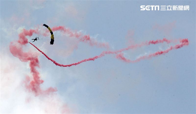 陸軍神龍小組睽違九年重現六人疊傘展現精湛操傘技術。（記者邱榮吉/攝影）