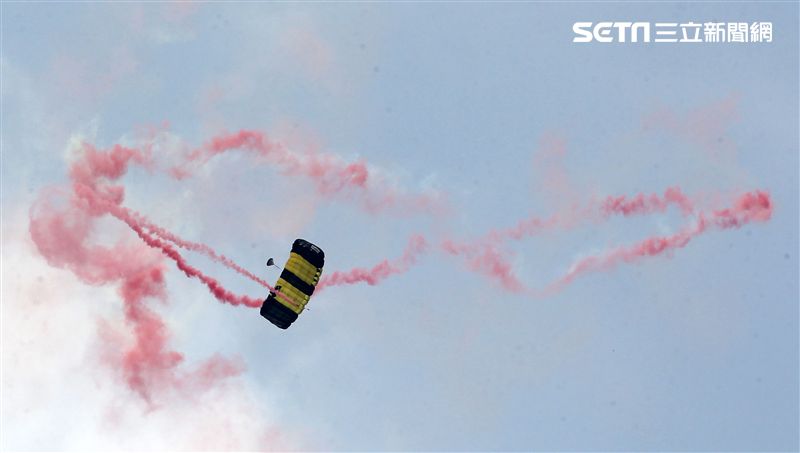 陸軍神龍小組睽違九年重現六人疊傘展現精湛操傘技術。（記者邱榮吉/攝影）