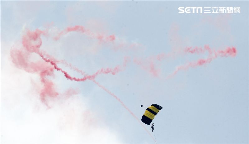 陸軍神龍小組睽違九年重現六人疊傘展現精湛操傘技術。（記者邱榮吉/攝影）