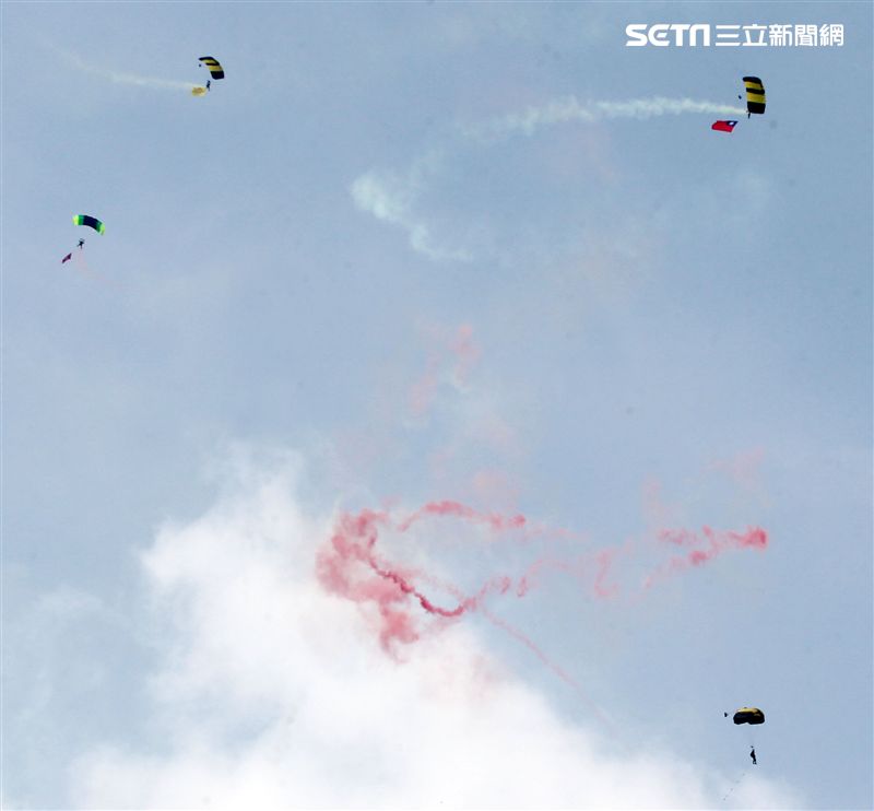 陸軍神龍小組睽違九年重現六人疊傘展現精湛操傘技術。（記者邱榮吉/攝影）