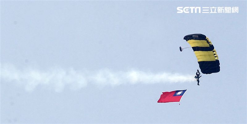 陸軍神龍小組睽違九年重現六人疊傘展現精湛操傘技術。（記者邱榮吉/攝影）