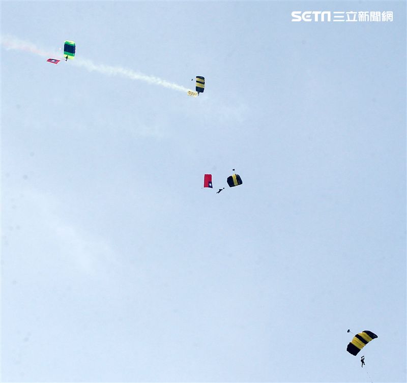 陸軍神龍小組睽違九年重現六人疊傘展現精湛操傘技術。（記者邱榮吉/攝影）