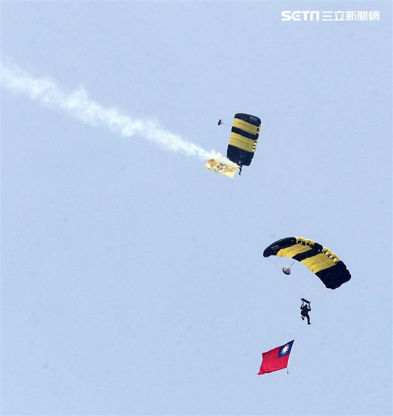 陸軍神龍小組睽違九年重現六人疊傘展現精湛操傘技術。（記者邱榮吉/攝影）