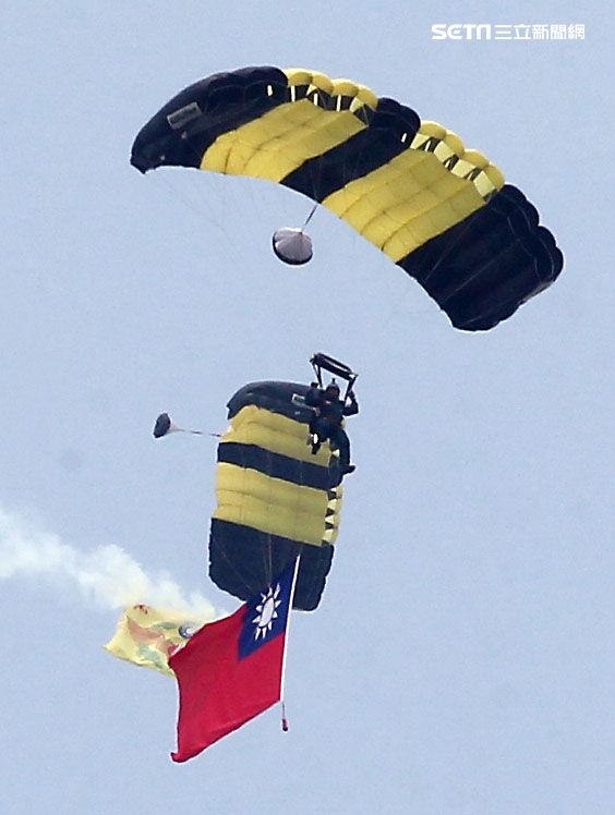 陸軍神龍小組睽違九年重現六人疊傘展現精湛操傘技術。（記者邱榮吉/攝影）