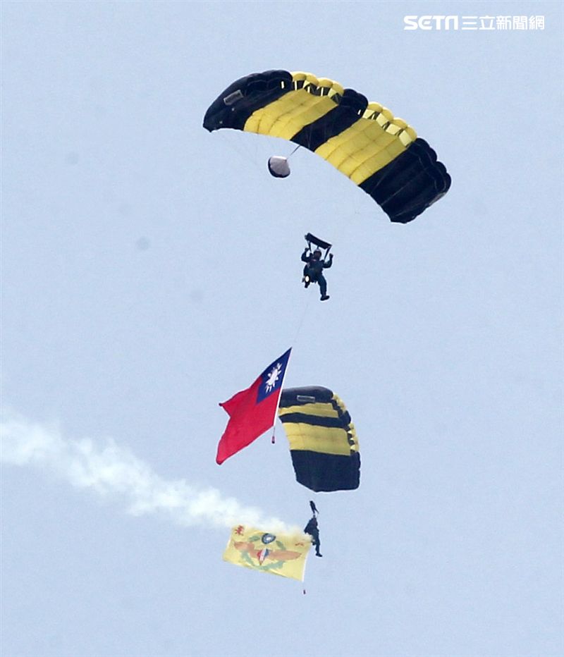 陸軍神龍小組睽違九年重現六人疊傘展現精湛操傘技術。（記者邱榮吉/攝影）