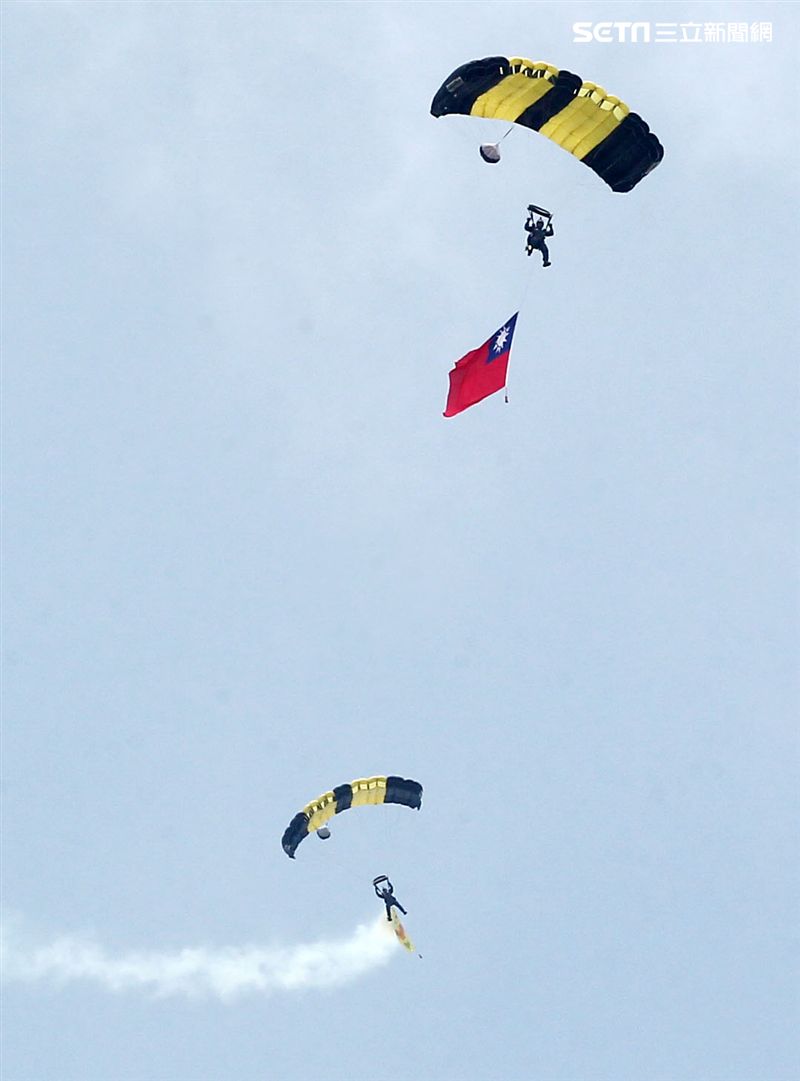 陸軍神龍小組睽違九年重現六人疊傘展現精湛操傘技術。（記者邱榮吉/攝影）