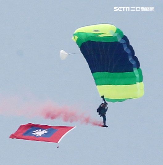 陸軍神龍小組睽違九年重現六人疊傘展現精湛操傘技術。（記者邱榮吉/攝影）