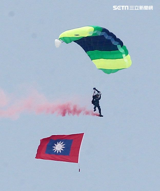 陸軍神龍小組睽違九年重現六人疊傘展現精湛操傘技術。（記者邱榮吉/攝影）