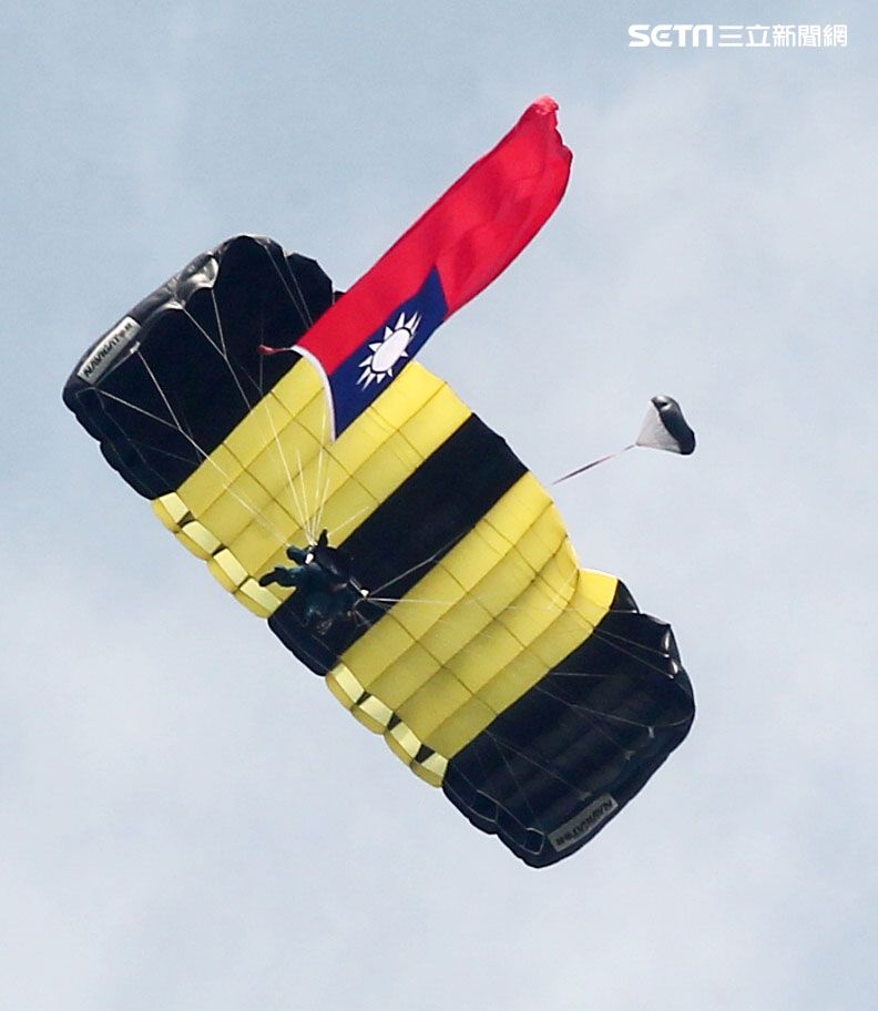 陸軍神龍小組睽違九年重現六人疊傘展現精湛操傘技術。（記者邱榮吉/攝影）