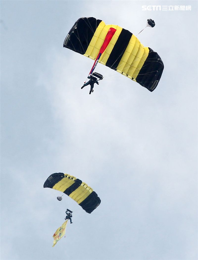 陸軍神龍小組睽違九年重現六人疊傘展現精湛操傘技術。（記者邱榮吉/攝影）