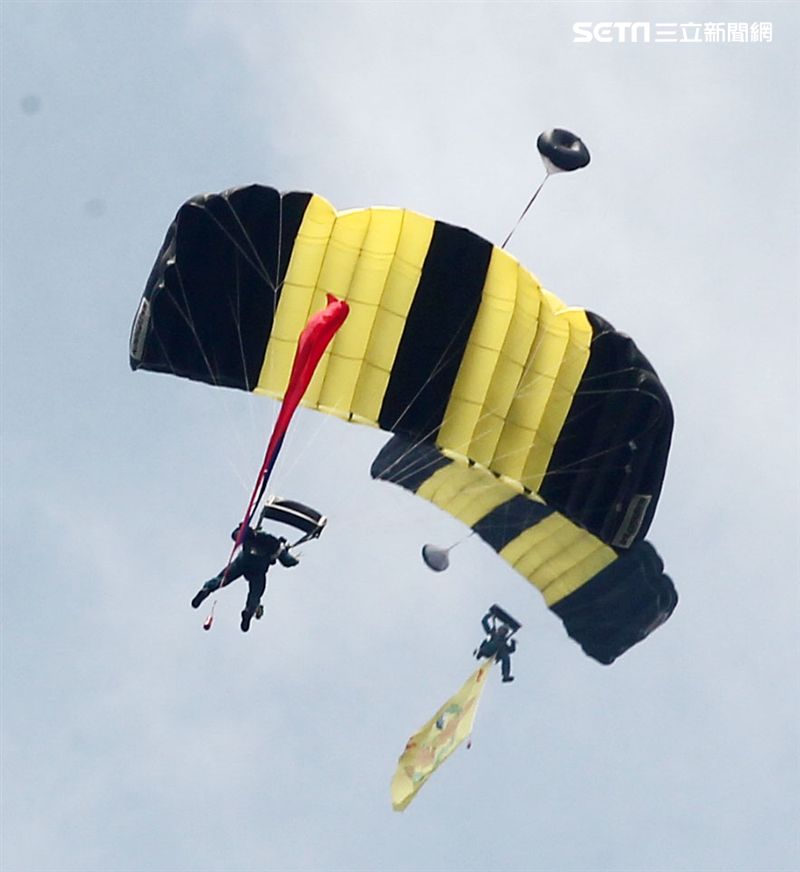 陸軍神龍小組睽違九年重現六人疊傘展現精湛操傘技術。（記者邱榮吉/攝影）