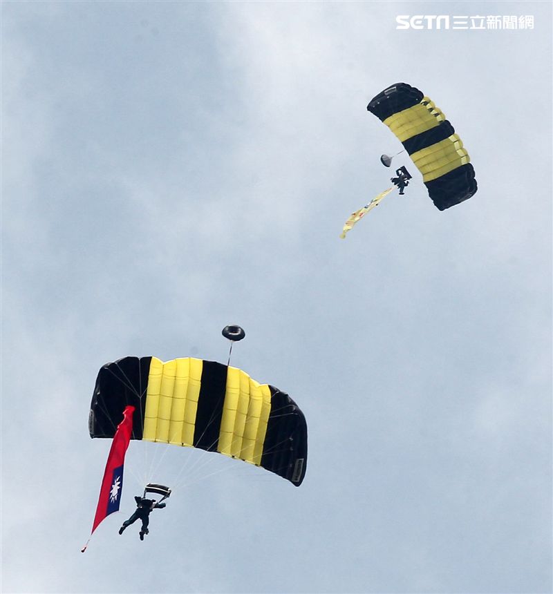 陸軍神龍小組睽違九年重現六人疊傘展現精湛操傘技術。（記者邱榮吉/攝影）