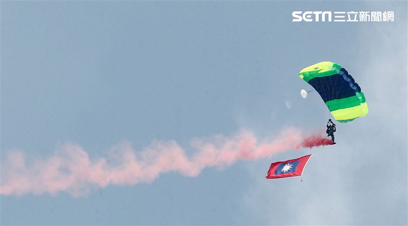 陸軍神龍小組睽違九年重現六人疊傘展現精湛操傘技術。（記者邱榮吉/攝影）