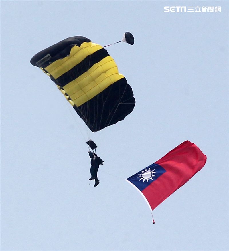 陸軍神龍小組睽違九年重現六人疊傘展現精湛操傘技術。（記者邱榮吉/攝影）