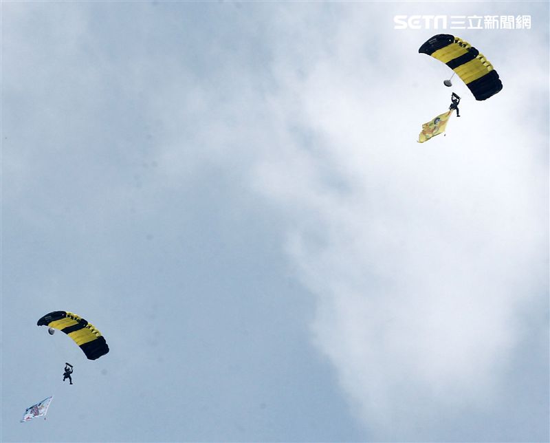 陸軍神龍小組睽違九年重現六人疊傘展現精湛操傘技術。（記者邱榮吉/攝影）