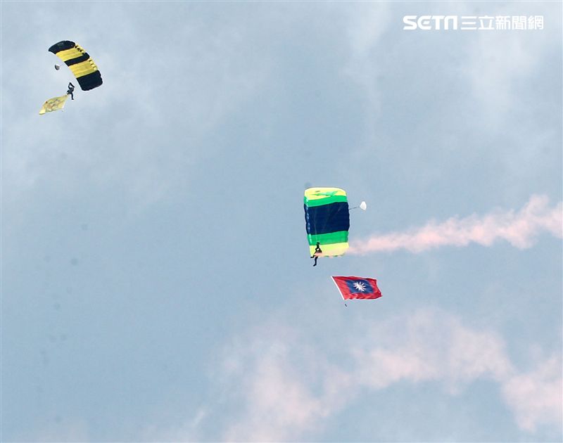 陸軍神龍小組睽違九年重現六人疊傘展現精湛操傘技術。（記者邱榮吉/攝影）