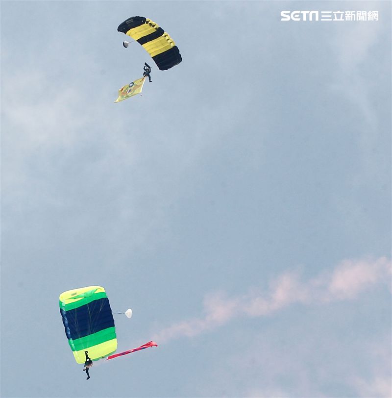 陸軍神龍小組睽違九年重現六人疊傘展現精湛操傘技術。（記者邱榮吉/攝影）