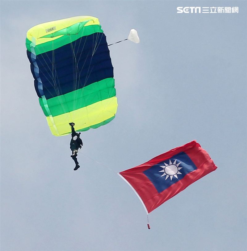 陸軍神龍小組睽違九年重現六人疊傘展現精湛操傘技術。（記者邱榮吉/攝影）
