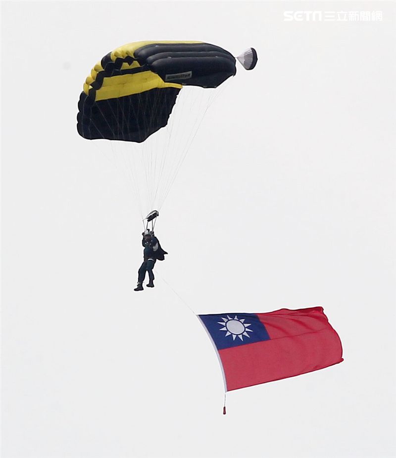 陸軍神龍小組睽違九年重現六人疊傘展現精湛操傘技術。（記者邱榮吉/攝影）